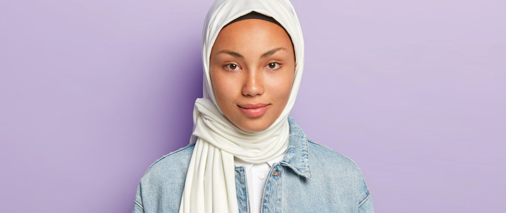 Baju Denim Cocok dengan Jilbab Warna Apa? 6 Kombinasi Warna & Tips Styling ala Executive