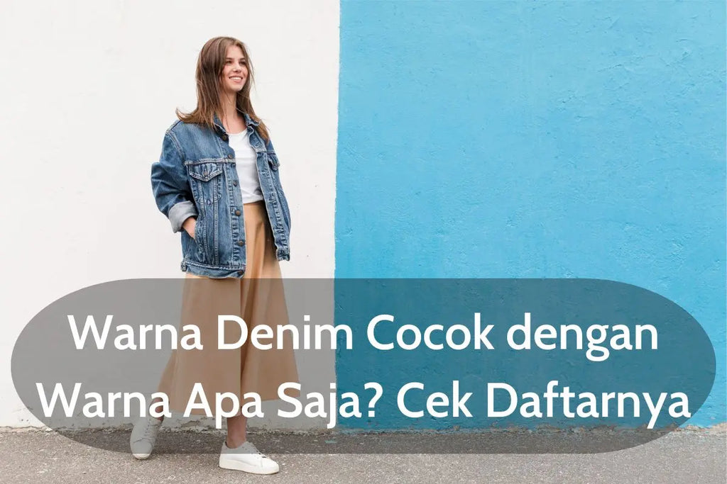 seorang wanita memakai jaket denim, inner putih, rok krem, dan sneaker putih