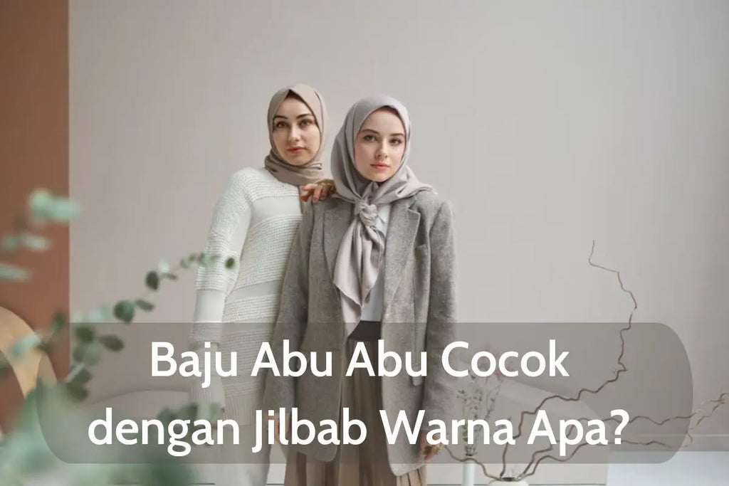 dua wanita berhijab berdiri berdampingan di dalam ruangan