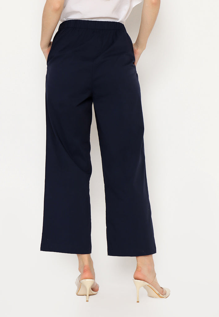 Trousers with waist tie