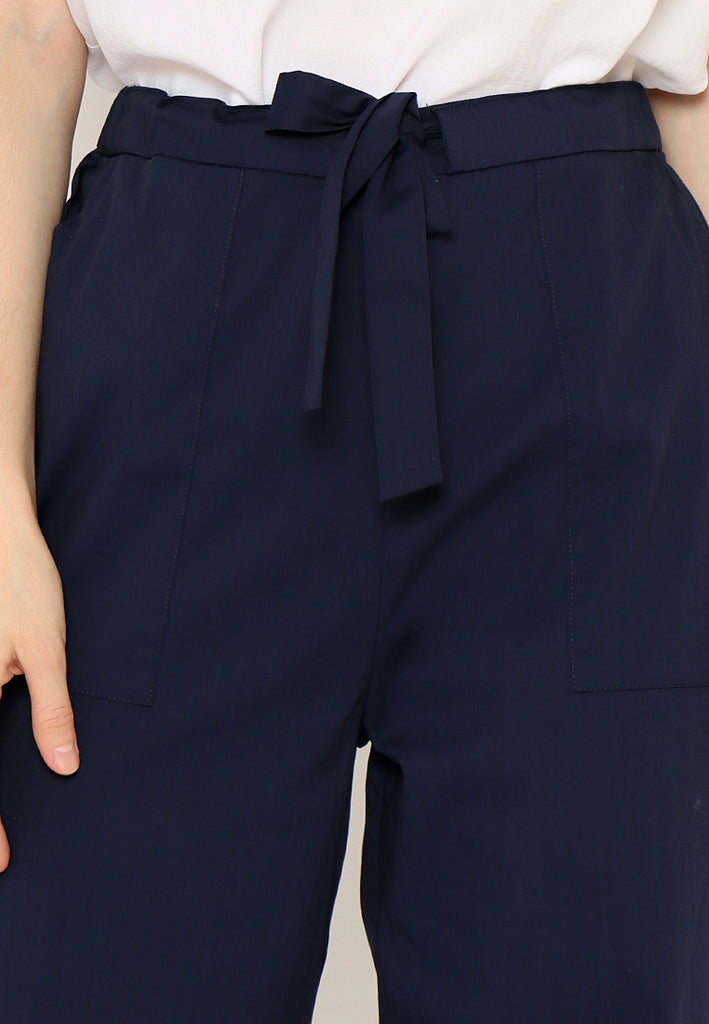 Trousers with waist tie