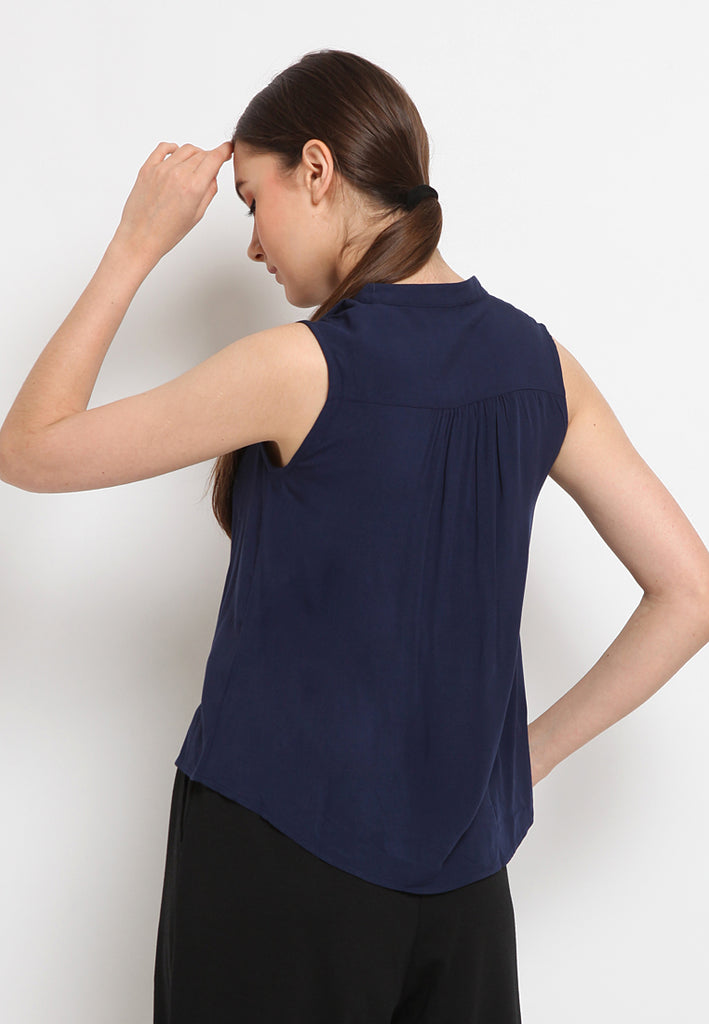 Mandarin collar sleeveless blouse